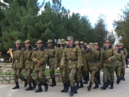 В Туркменистане 18-летних выпускников средних школ забирают в армию