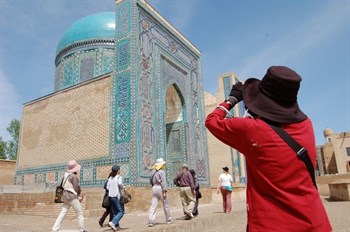Узбекистан и Казахстан создадут новые туры по Великому шелковому пути