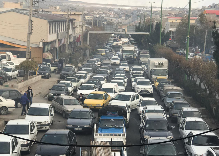 Протесты в Иране против подорожания бензина, есть погибший Протестующие в провинции Керман попытались поджечь АЗС