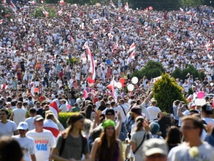 В поддержку Лукашенко в Минске собрались 65 тыс. человек, против него — 200 тыс.