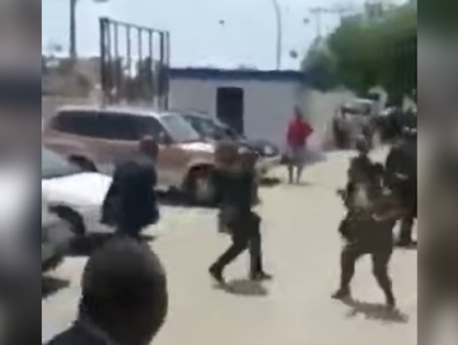 В сеть распространилось видео, где президент Гвинеи избивает министра труда на улице