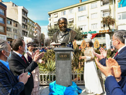 Площадь и памятник Абаю открыли в Стамбуле