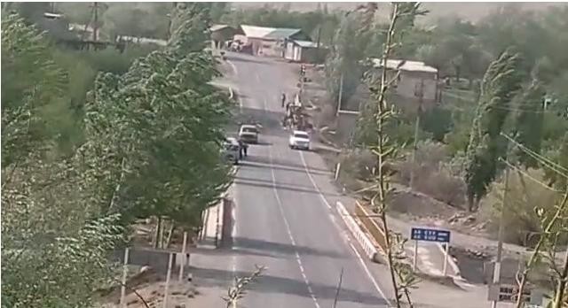 Таджикская сторона продолжает стягивать военную технику к границе, у села Кок-Таш военные обстреливают проезжающий транспорт, - Погранслужба КР