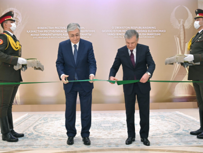 Касым-Жомарт Токаев и Шавкат Мирзиёев посетили новое здание Посольства Узбекистана в Казахстане