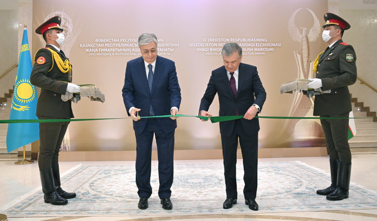 Касым-Жомарт Токаев и Шавкат Мирзиёев посетили новое здание Посольства Узбекистана в Казахстане