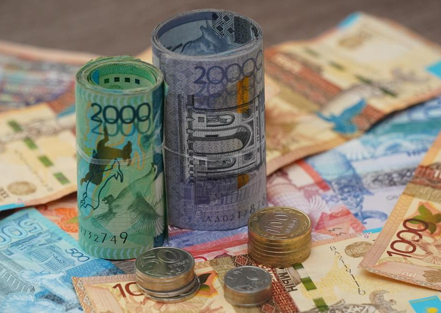 Озвучена среднемесячная зарплата в Казахстане
